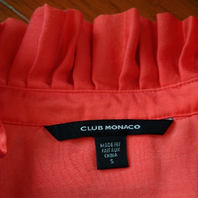 着ると綺麗！フリル付き  トップス CLUB MONACO レディースのトップス(カットソー(半袖/袖なし))の商品写真