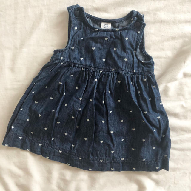 babyGAP(ベビーギャップ)のデニムワンピース 70 GAP キッズ/ベビー/マタニティのベビー服(~85cm)(ワンピース)の商品写真