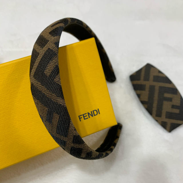 FENDI(フェンディ)のジョージ様ご専用🎀FENDI🎀カチューシャ レディースのヘアアクセサリー(カチューシャ)の商品写真