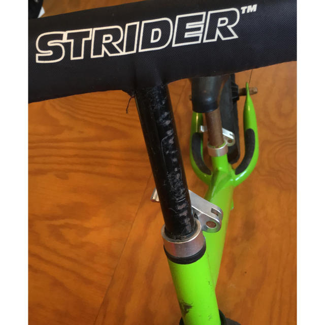 ストライダー 緑 キッズ/ベビー/マタニティの外出/移動用品(自転車)の商品写真