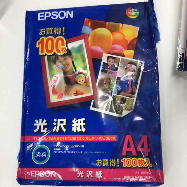 EPSON(エプソン)のEPSON A4 光沢紙　２４枚入り インテリア/住まい/日用品のオフィス用品(その他)の商品写真