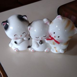 猫のカワイー陶器の貯金箱(置物)