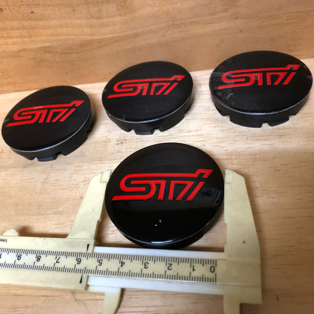 スバル(スバル)のSTI センターキャップ　56mm ホイールキャップ 自動車/バイクの自動車(車外アクセサリ)の商品写真