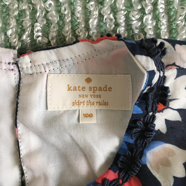 kate spade new york(ケイトスペードニューヨーク)のケイトスペード  ワンピース　100 ネイビー  花柄 キッズ/ベビー/マタニティのキッズ服女の子用(90cm~)(ワンピース)の商品写真