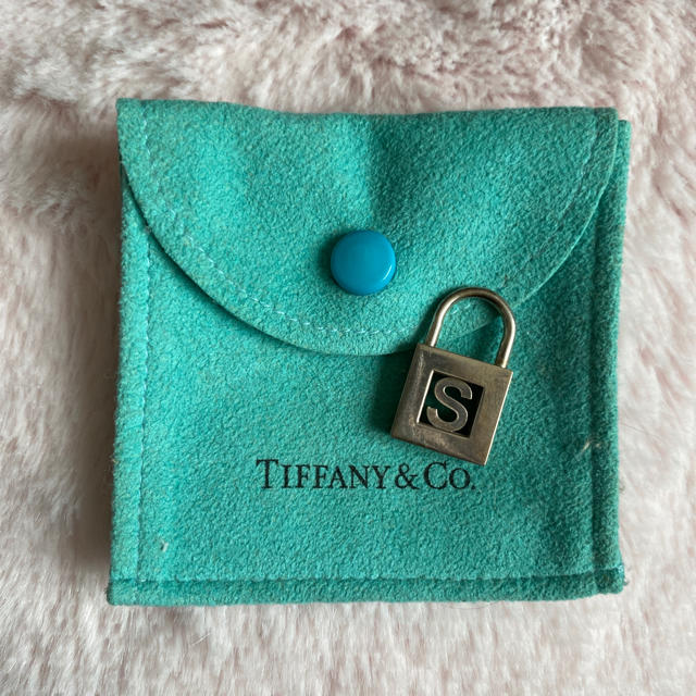 Tiffany & Co.(ティファニー)のNyankosuki様専用⭐︎TIFFANY イニシャル　チャーム　S レディースのアクセサリー(チャーム)の商品写真