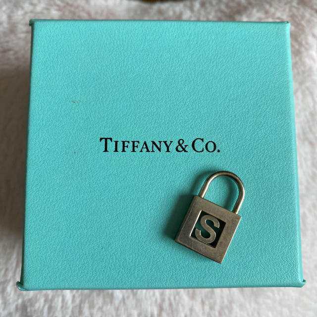 Tiffany & Co.(ティファニー)のNyankosuki様専用⭐︎TIFFANY イニシャル　チャーム　S レディースのアクセサリー(チャーム)の商品写真