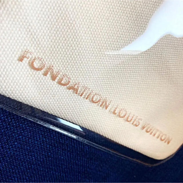 LOUIS VUITTON(ルイヴィトン)の【日本未発売】LOUIS VUITTON foundation限定ポーチ レディースのファッション小物(ポーチ)の商品写真