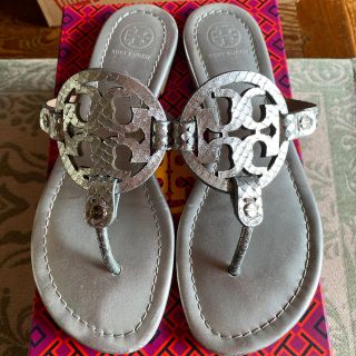 トリーバーチ(Tory Burch)のトリーバーチ　シルバー　サンダル  7.5 24.5-25㎝(サンダル)