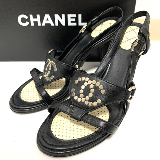 CHANEL(シャネル)のセール 美品 大人気 CHANEL ココマーク スタッズ 35C ミュール 黒 レディースの靴/シューズ(ミュール)の商品写真