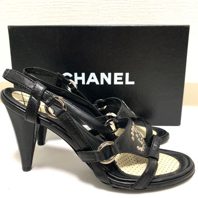 CHANEL(シャネル)のセール 美品 大人気 CHANEL ココマーク スタッズ 35C ミュール 黒 レディースの靴/シューズ(ミュール)の商品写真