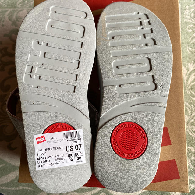 fitflop(フィットフロップ)のフィットフロップ　サンダル  シルバー　7 24-24.5㎝ レディースの靴/シューズ(サンダル)の商品写真