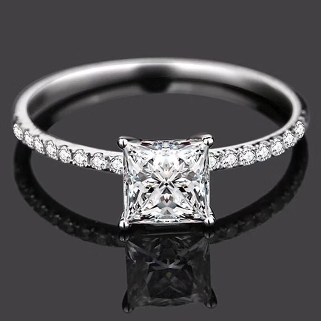 【newデザイン 】輝くプリンセスカット　モアサナイト  ダイヤモンド　リング レディースのアクセサリー(リング(指輪))の商品写真