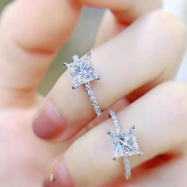 【newデザイン 】輝くプリンセスカット　モアサナイト  ダイヤモンド　リング レディースのアクセサリー(リング(指輪))の商品写真