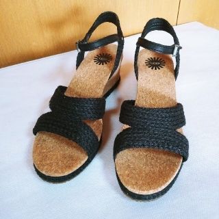 アグ(UGG)のUGG アグ サンダル ウェッジソール 黒 25cm(サンダル)