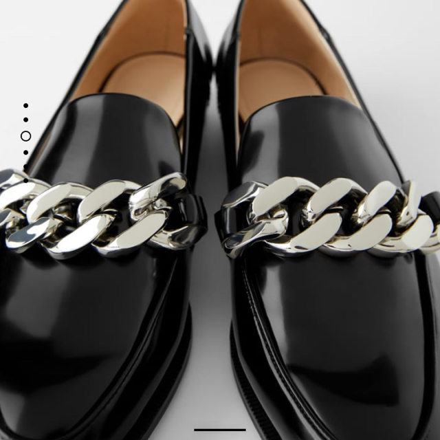 ZARA(ザラ)のZARA ローファーチェーンディテール レディースの靴/シューズ(ローファー/革靴)の商品写真