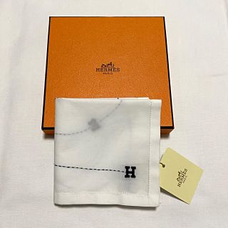 エルメス(Hermes)の未使用 HERMES タグ付き ロゴ刺繍 上品なハンカチ(ハンカチ)