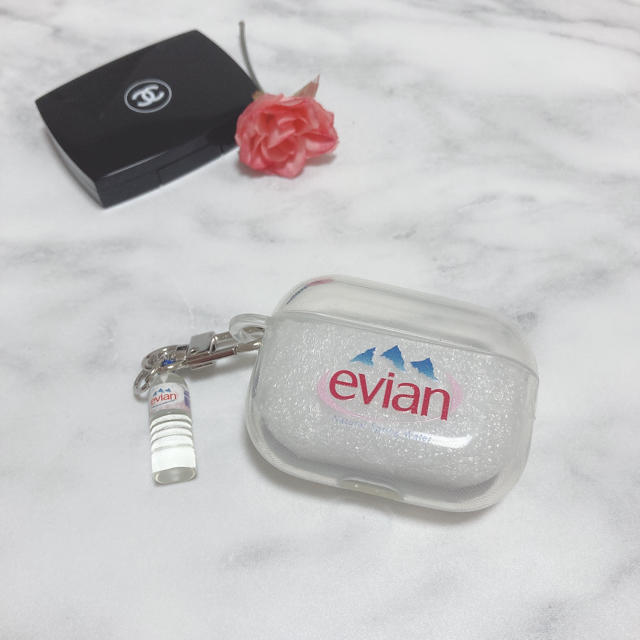 AirPods Pro ケース カバー エビアン evian 紛失防止 映え スマホ/家電/カメラのオーディオ機器(ヘッドフォン/イヤフォン)の商品写真