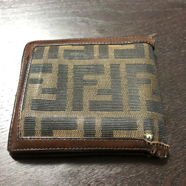 FENDI(フェンディ)のFENDI 二つ折り財布　中古 メンズのファッション小物(折り財布)の商品写真