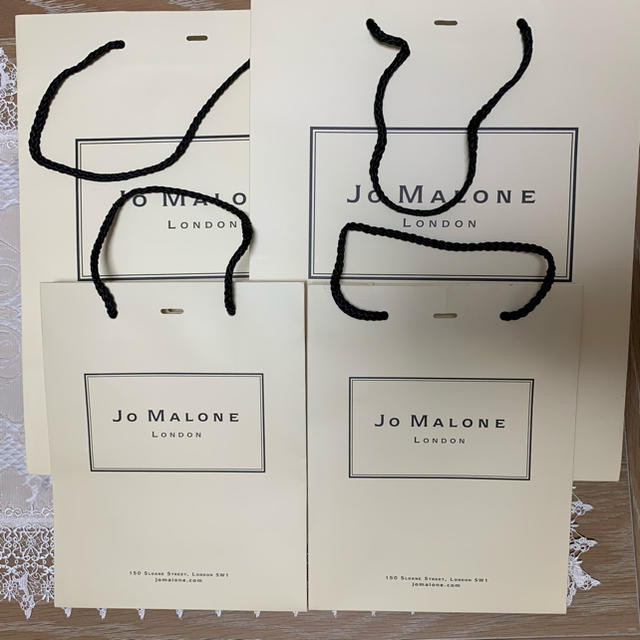 Jo Malone(ジョーマローン)のJo MALONE 空箱＊紙袋 リボン・缶バッチ付き レディースのバッグ(ショップ袋)の商品写真