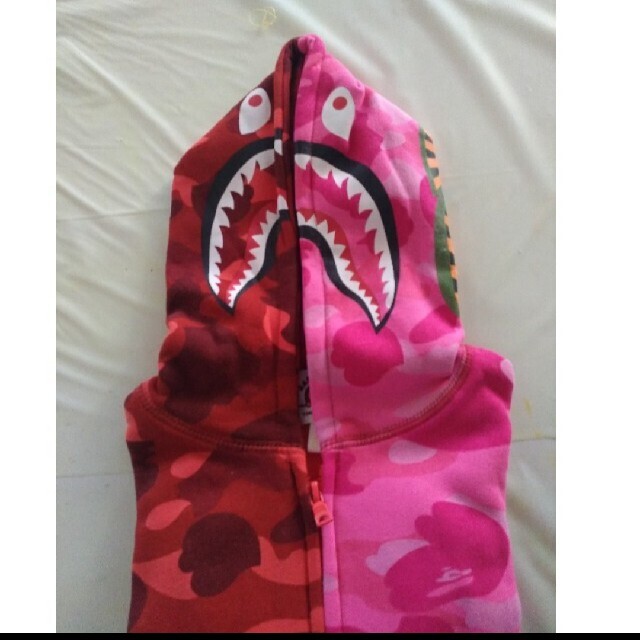 A BATHING APE(アベイシングエイプ)の専用です。CAMO SHARK ZIP HOODIE ★ キッズ/ベビー/マタニティのキッズ服女の子用(90cm~)(ジャケット/上着)の商品写真