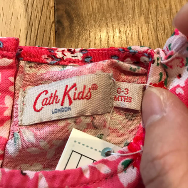 Cath Kidston(キャスキッドソン)の新品 キャスキッドソン キャスキッズ 花柄 ワンピース リバティ 0〜3カ月 キッズ/ベビー/マタニティのベビー服(~85cm)(ワンピース)の商品写真