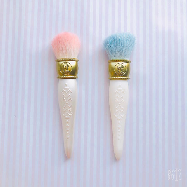 LADUREE(ラデュレ)の新品未使用　ラドュレ　メイクブラシ　フェイスブラシ　チークブラシ　2本セット コスメ/美容のメイク道具/ケアグッズ(チーク/フェイスブラシ)の商品写真