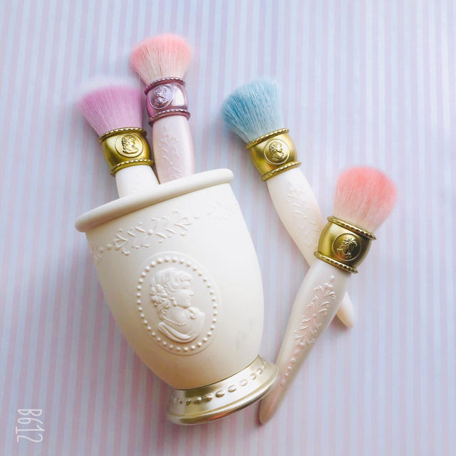 LADUREE(ラデュレ)の新品未使用　ラドュレ　メイクブラシ　フェイスブラシ　チークブラシ　2本セット コスメ/美容のメイク道具/ケアグッズ(チーク/フェイスブラシ)の商品写真