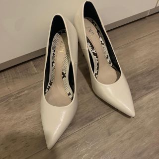 ザラ(ZARA)の☆ZARA 白パンプス☆美品 36サイズ(ハイヒール/パンプス)