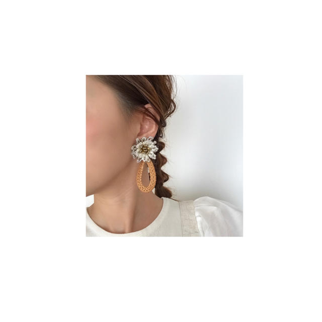 MERCURYDUO(マーキュリーデュオ)のWhite flower×drop rattan pierce/earring ハンドメイドのアクセサリー(ピアス)の商品写真