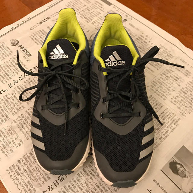 adidas(アディダス)のAdidas23.5cm スポーツ/アウトドアのランニング(シューズ)の商品写真