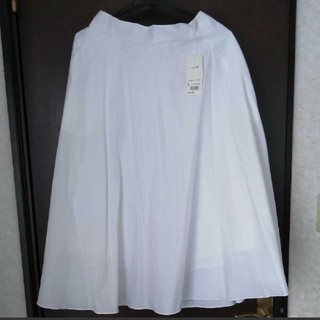 ユニクロ(UNIQLO)の新品タグ付き　ユニクロ　ミモレ丈スカート　白　Lサイズ(ひざ丈スカート)