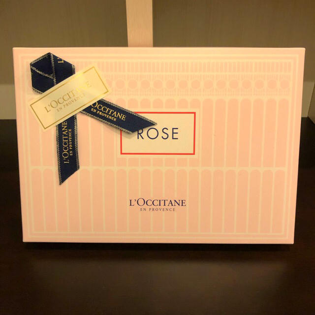 L'OCCITANE(ロクシタン)のダリアさま専用♩新品 ロクシタン ローズギフトコレクション  数量限定品 コスメ/美容のボディケア(ハンドクリーム)の商品写真