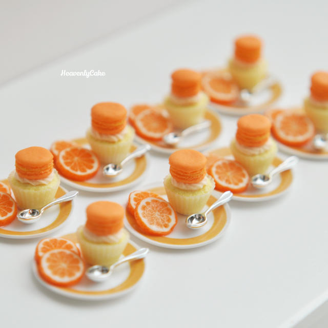 オレンジマカロンカップケーキとスライスのセット ハンドメイドのおもちゃ(ミニチュア)の商品写真