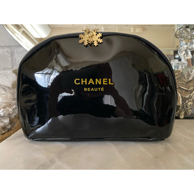 CHANEL(シャネル)のシャネル　ノベリティ　ポーチ（大）新品　未使用 レディースのファッション小物(ポーチ)の商品写真