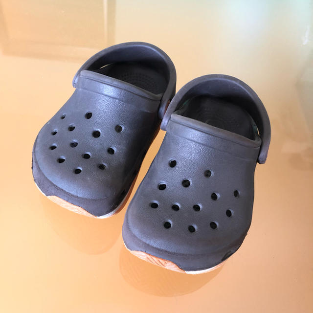 crocs(クロックス)のキッズ クロックス サンダル　ブラウン キッズ/ベビー/マタニティのベビー靴/シューズ(~14cm)(サンダル)の商品写真