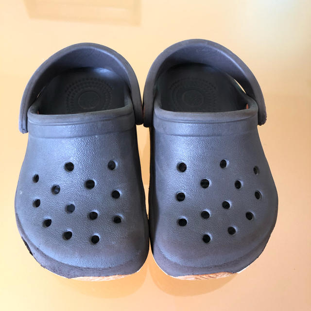 crocs(クロックス)のキッズ クロックス サンダル　ブラウン キッズ/ベビー/マタニティのベビー靴/シューズ(~14cm)(サンダル)の商品写真