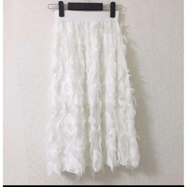 アンドジェイ　フェザー フレアスカート 白 レディースのスカート(ひざ丈スカート)の商品写真