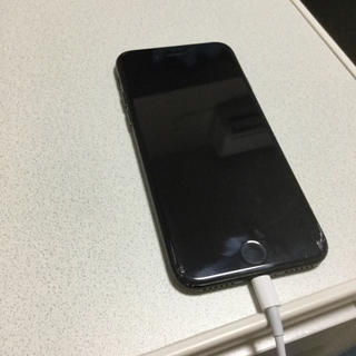 iPhone 7 Jet Black 32 GB au