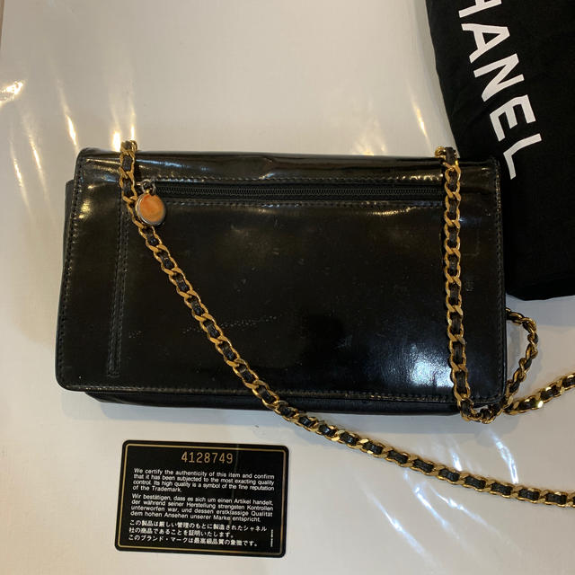 CHANEL(シャネル)のシャネル　ココマーク　黒エナメル　チェーンウォレット レディースのファッション小物(財布)の商品写真