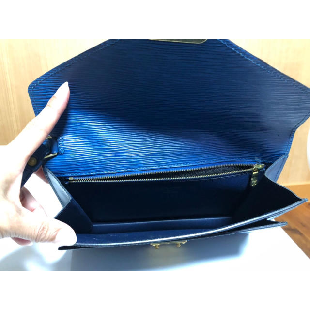 LOUIS VUITTON - ジャンク品 ルイヴィトン エピ クラッチバッグ 青の LOUIS VUITTON - ジャンク品 ルイヴィトン エピ クラッチバッグ 青の