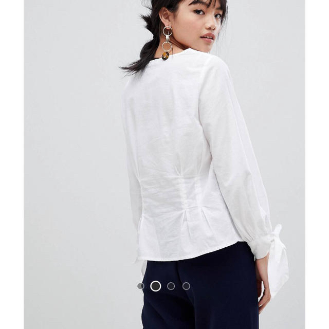 asos(エイソス)のVERO MODAホワイトブラウスシャツ新品 レディースのトップス(シャツ/ブラウス(長袖/七分))の商品写真