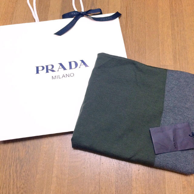 PRADA(プラダ)の新品タグ付き PRADA ストール レディースのファッション小物(マフラー/ショール)の商品写真