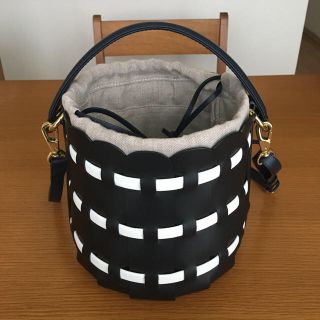 ザラ(ZARA)のポティオール　ショルダーバッグ　黒×白(ショルダーバッグ)