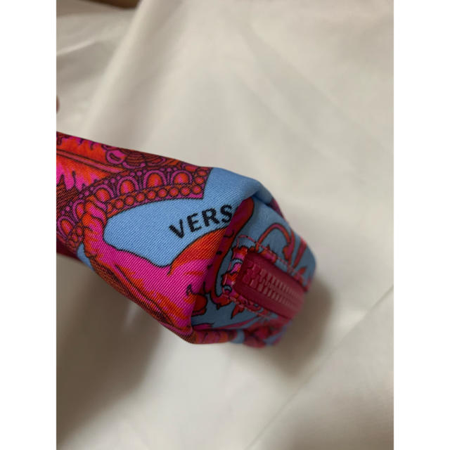 VERSACE(ヴェルサーチ)の新品・未使用☆ヴェルサーチ VERSACE ポーチ ミニバッグ フューシャ レディースのファッション小物(ポーチ)の商品写真