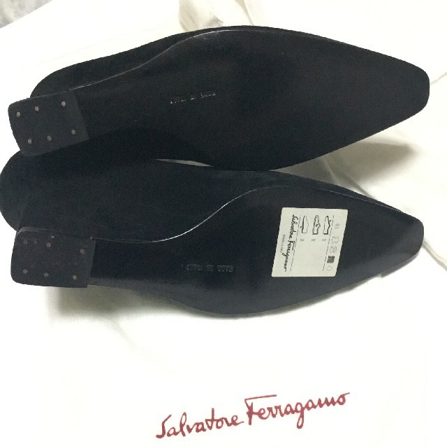 Salvatore Ferragamo(サルヴァトーレフェラガモ)の未使用 サルヴァトーレ フェラガモ スウェード 靴 FLORENCE ブラック レディースの靴/シューズ(ハイヒール/パンプス)の商品写真