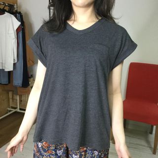 袖折り返し胸ポケットＶネックTシャツ チャコールLL(Tシャツ(半袖/袖なし))