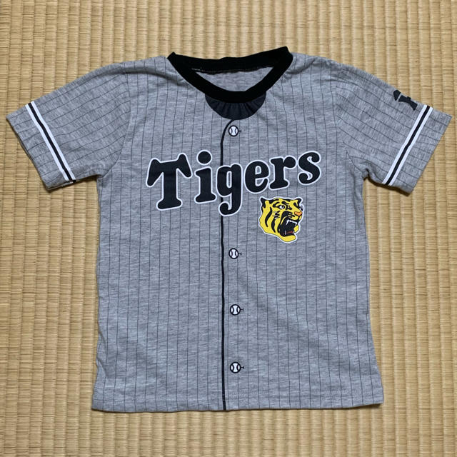 阪神タイガース(ハンシンタイガース)の阪神タイガース　子供　Ｔシャツ　阪神グッズ キッズ/ベビー/マタニティのキッズ服男の子用(90cm~)(Tシャツ/カットソー)の商品写真