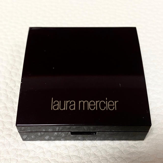 laura mercier(ローラメルシエ)のローラメルシエ シークレット ブラーリング パウダー フォー アンダー アイズ コスメ/美容のベースメイク/化粧品(フェイスパウダー)の商品写真