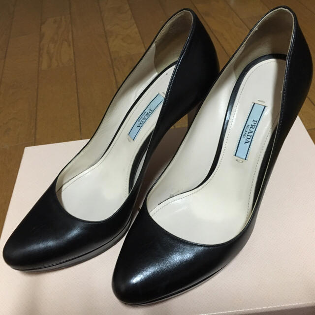 PRADA 黒パンプス