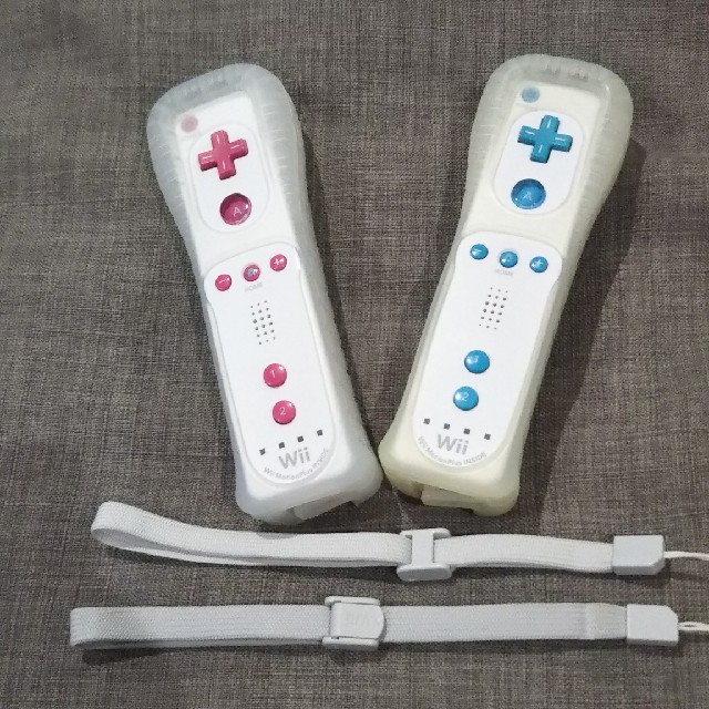 Wii(ウィー)の専用）wiiリモコンモーションプラス2セット、マリオカートソフト、ハンドル3個 エンタメ/ホビーのゲームソフト/ゲーム機本体(家庭用ゲーム機本体)の商品写真